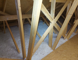 Zateplení stropu bungalovu pomocí foukané izolace